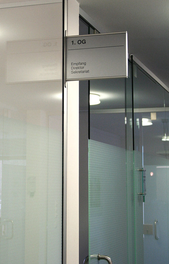 Leicht gewölbtes, doppelseitiges Fahnenschild | eloxiertes Aluminium | mit runden silbernen Randelementen - Bild 5