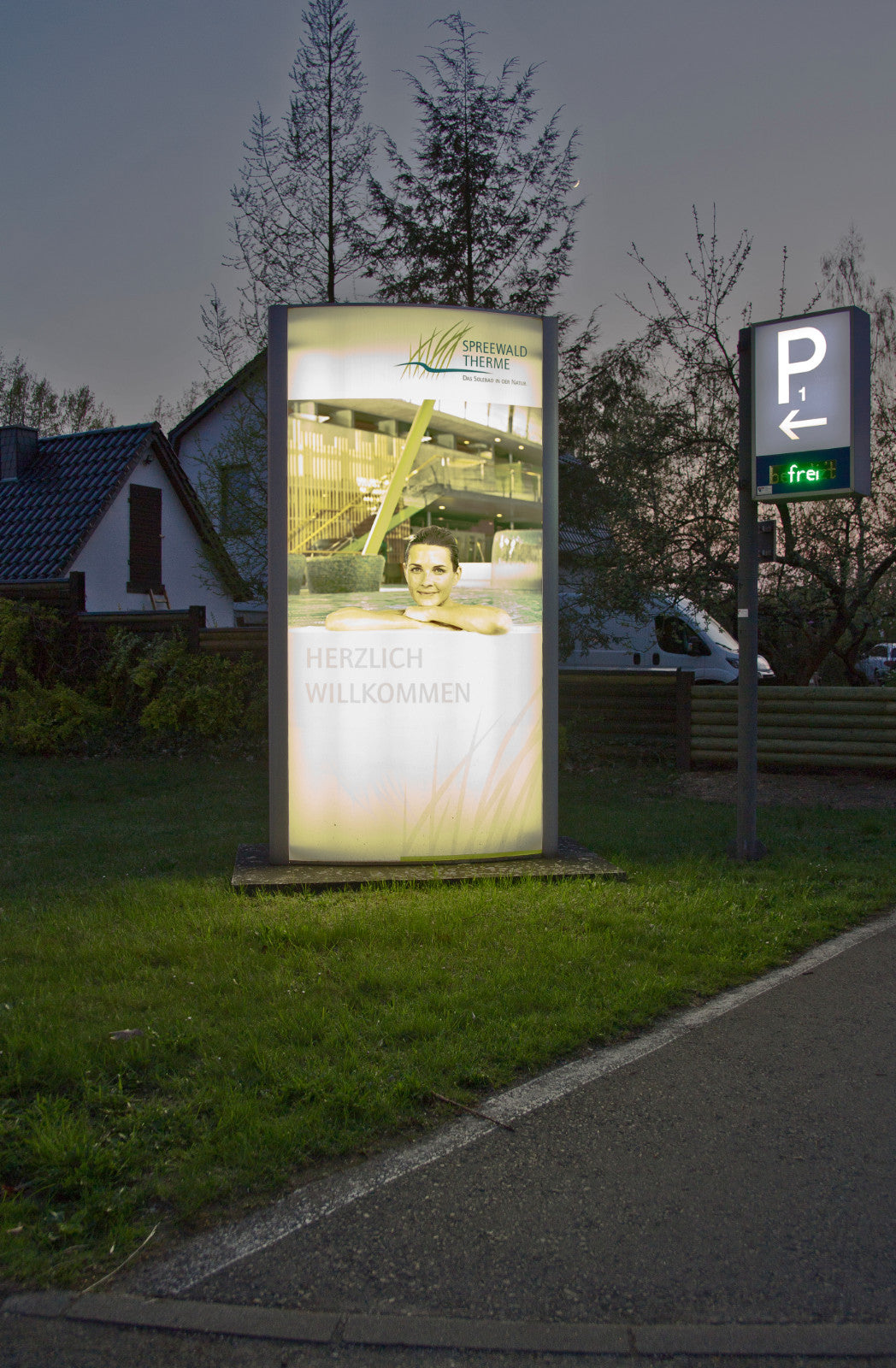 Pylon 1500 x 3000 mm gewölbt für Außenwerbung mit LED-Beleuchtung - Bild 5