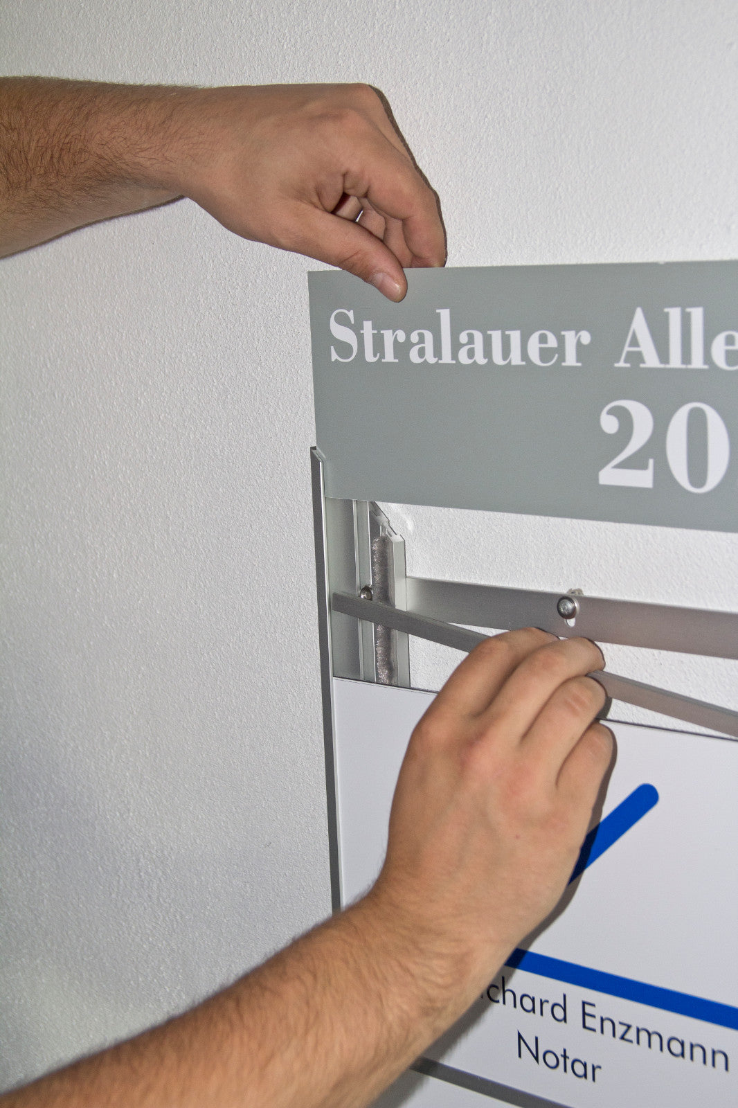 Wand-Firmenschild mit Alu-Rahmen und 2 Feldern  | silber eloxiert,  RAL-Farbton - Bild 8